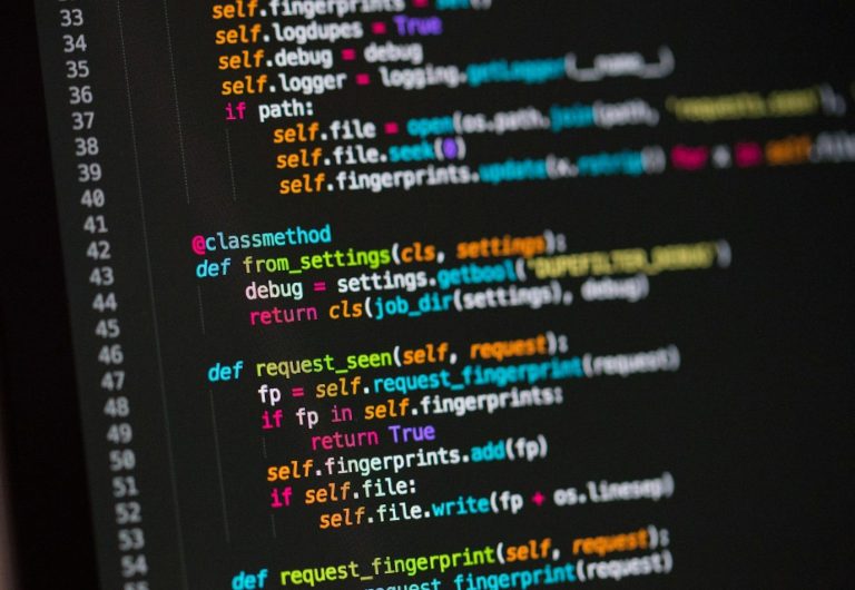 Umstellung von VBA auf Office-Skripts Code-Schnipsel in Python mit bunten Syntax-Highlighting auf schwarzem Hintergrund.